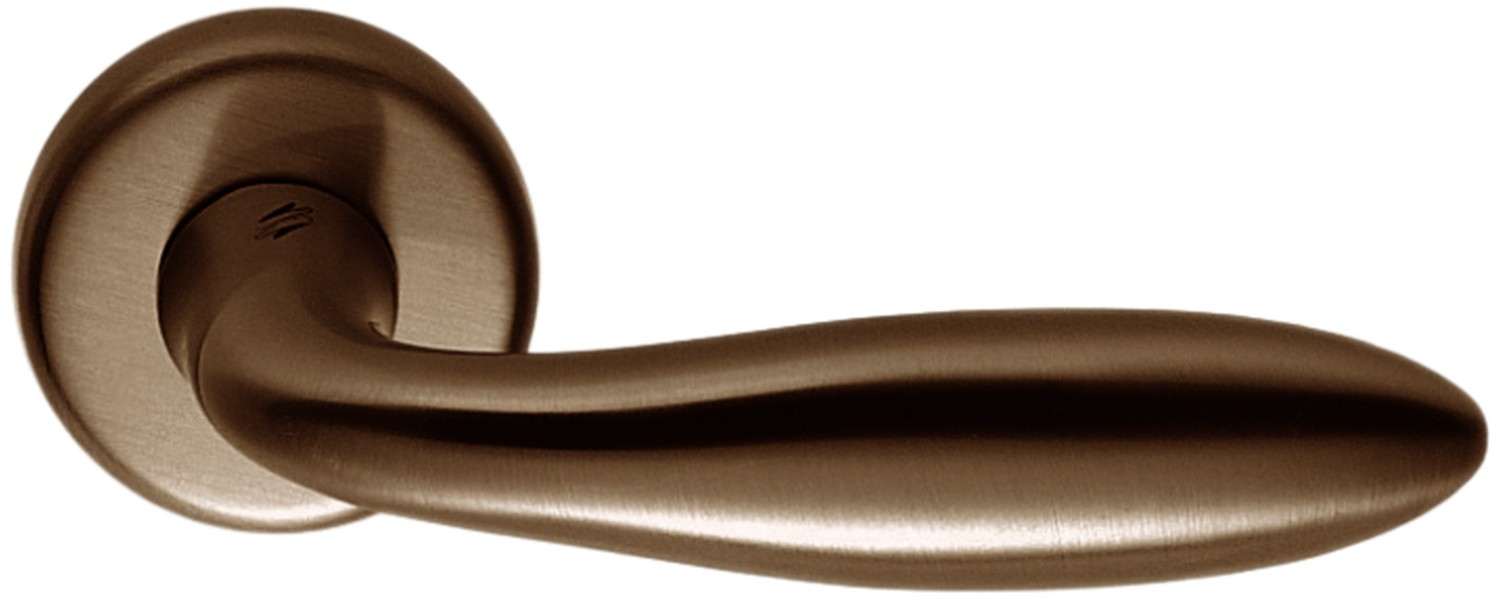 COLOMBO DESIGN -  Maniglia MACH coppia con rosette e bocchette ovali foro yale - col. OTTONE ANTICO