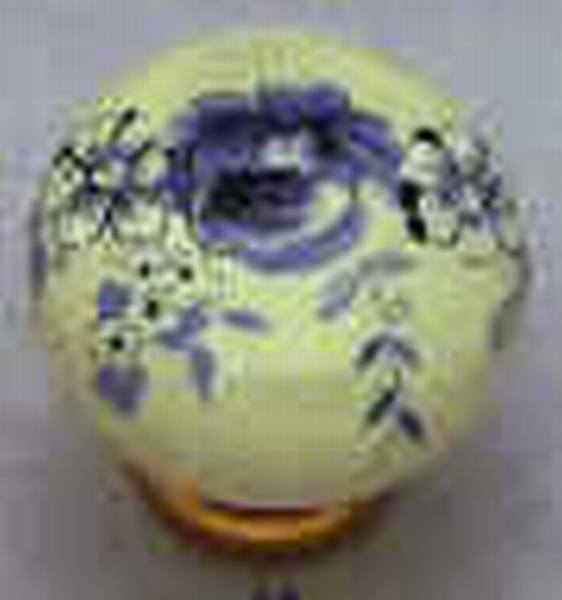 Pomolino tondo per mobile - col. BIANCO - dimensioni Ø 30 - note DECORAZIONE FIORI BLU